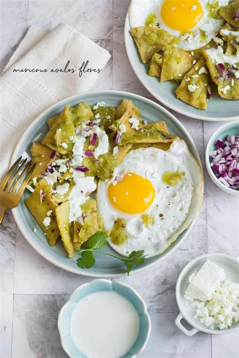 Chilaquiles Verdes Con Huevo Desayuno Mexicano Tradicional