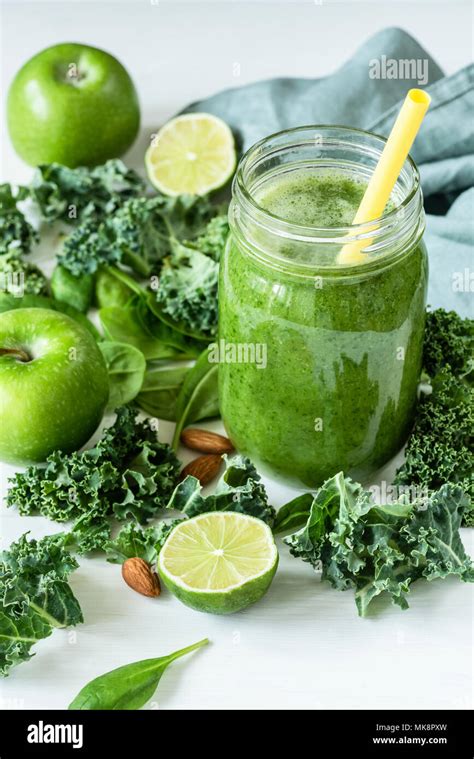 Bouteille De Jus De Pomme Banque D Image Et Photos Page 2 Alamy