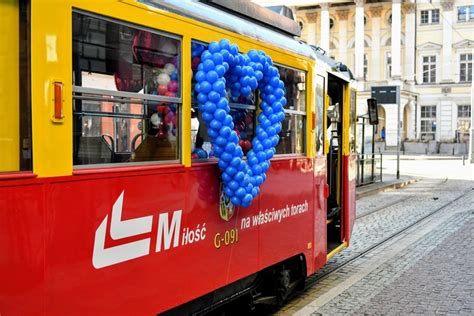 Walentynkowy tramwaj kursuje po Wrocławiu MiejscaWeWroclawiu pl