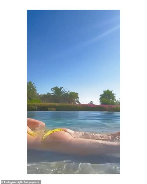 Britney Spears Displays Her Toned Abs In Hot Pink Bikini In Mexico Throwback Amid Reignited Paul