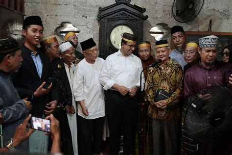 Usai Prosesi Adat Anies Salat Di Masjid Jami Tua Palopo