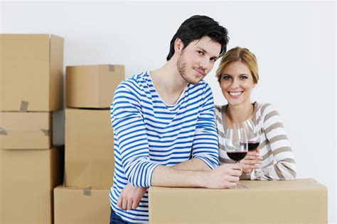 Pareja Joven Mud Ndose A Una Casa Nueva Foto De Stock En Vecteezy