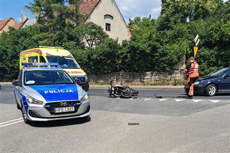 Zderzenie Auta Osobowego Z Motocyklem Na Wje Dzie Do Strzegomia Foto