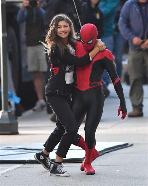 Zendaya Spiderman / Zendaya and tom holland in spiderman suit swing ...