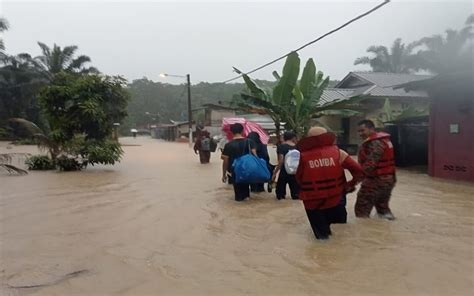 422 Flood Victims Evacuated From Homes In Johor FMT