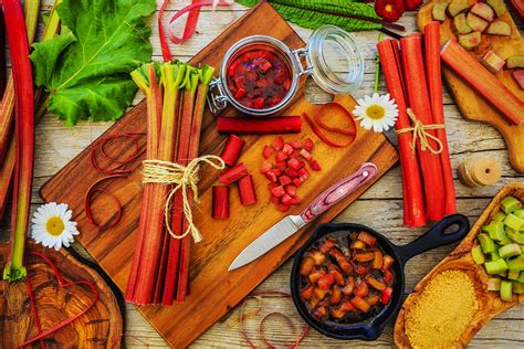 Rabarbaro proprietà benefici e usi in cucina