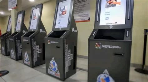 Instalan máquinas en aeropuertos para controlar pasaportes con chips y