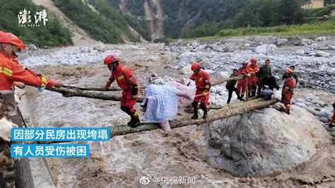 泸定震后救援，消防员背伤者踩木桥横渡急流凤凰网视频凤凰网