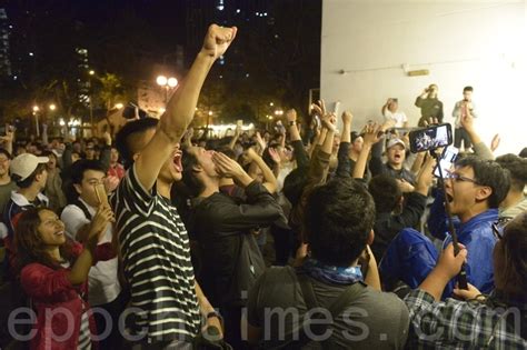 泛民一舉奪388席 香港政壇的一股新力量 香港區議會選舉 何君堯 大紀元