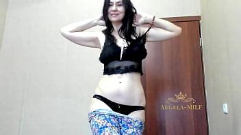 MILF morena delgada baila en bragas después de despertarse por la mañana y quiere follar con una