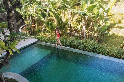Vista Posterior De Una Mujer En Bikini Rojo Caminando Al Borde De La Piscina En Bali Se Puede