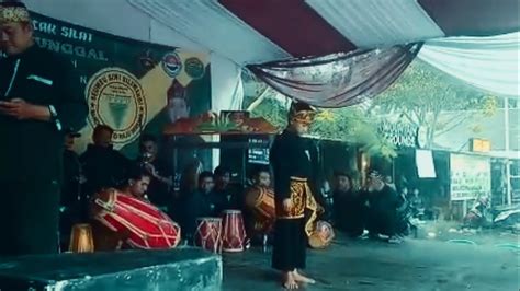 Gapura Cinta Dina Wanda Pencak Silat Palered Naek Kunaon Anjeun Sinar