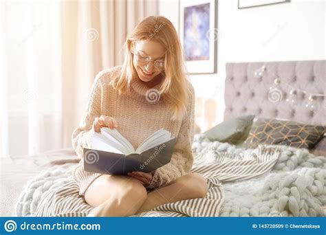 Libro De Lectura De La Mujer Joven En Cama Imagen De Archivo Imagen