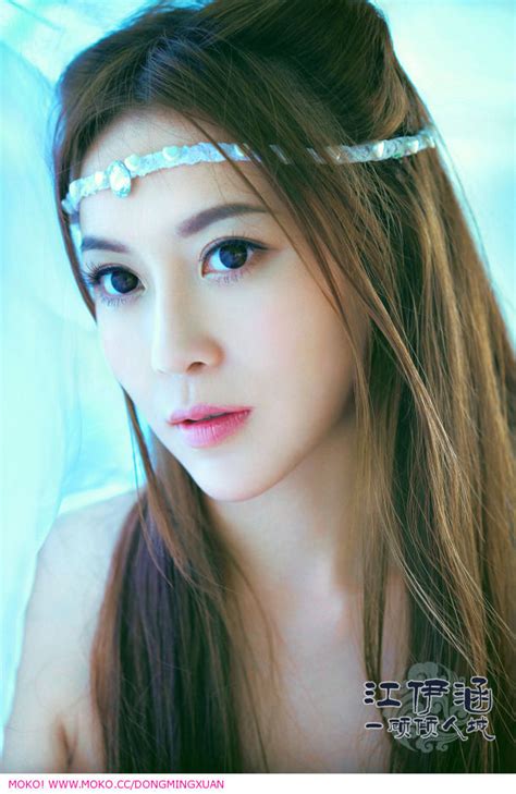 Foto Hot Artis Cantik China Jiang Yihan Cafe Asik
