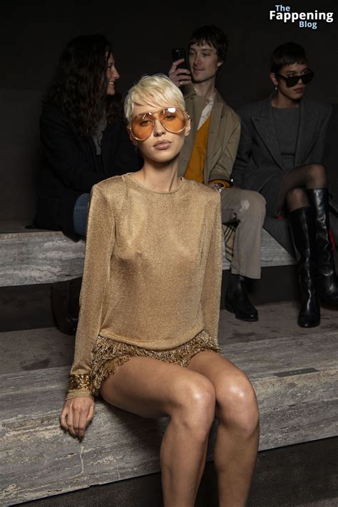 Iris Law Displays Her Nude Tits At The Tom Ford Fall Winter Show Photos OnlyFans