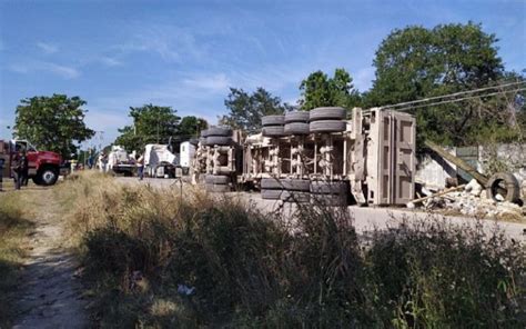 APARATOSO ACCIDENTE TRÁILER VUELCA Y DERRIBA POSTES A SU PASO Sol