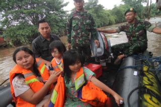 Tni Evakuasi Warga Korban Banjir Di Kampung Pulo Datatempo