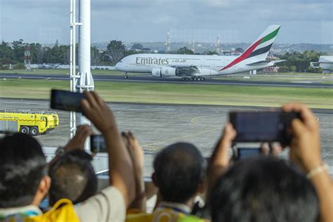 航空迷興奮！阿聯酋巨無霸a380機型抵峇里島 民眾搶拍照留念 旅遊 聯合新聞網