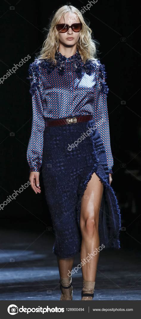 Monique Lhuillier Runway Show Stock Editorial Photo Samaronov