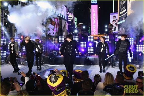 Bts Ring In With Purple Confetti During New Year S Rockin Eve