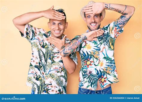 Joven Pareja Gay De Dos Hombres Con Sombrero De Verano Y Camiseta Hawaiana Sonriendo Alegre