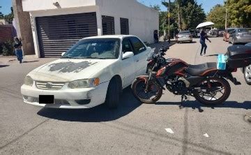 Motociclista resulta lesionado al chocar contra un vehículo en Los Mochis