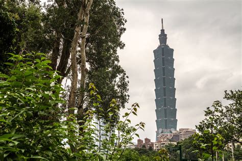 durch den xinyi distrikt im zentrum von taipei nightside