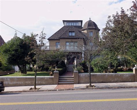 Wandering New York, A house in Dyker Heights, Brooklyn.