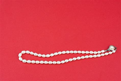 Pearl Jewelry Photographed On A Bed Background Pearl Necklace Hd