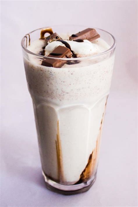 KitKat Milkshake, How to make KitKat Milkshake - Vaya.in