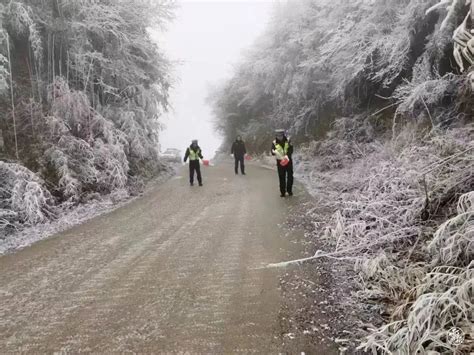 昭通多地降雪，民警紧急救援保通澎湃号·政务澎湃新闻 The Paper