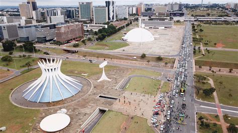 Apoiadores de Bolsonaro fazem carreata em Brasília e criticam STF e