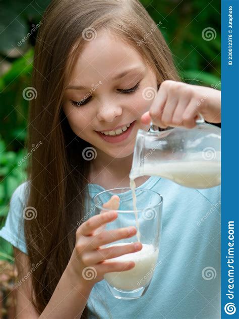 Fille Mignonne Boit Du Lait Une Petite Jeune Femme Tient Un Verre De