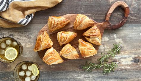 Triángulos de hojaldre con queso de cabra y tomate Nestlé Cocina