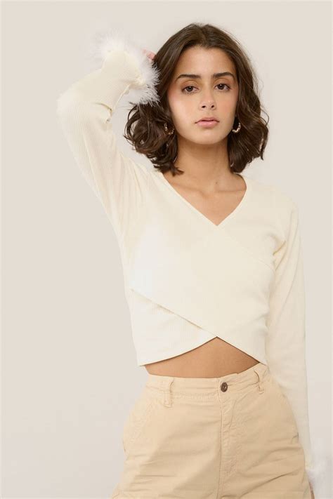 Camiseta Semi Crop De Pluma H O Trybu De Prati Tienda Online