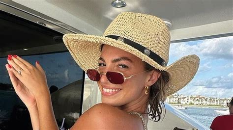 Stefi Roitman posó con una microbikini nude desde Miami Beach TN