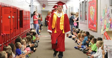 High School Seniors Walk Through Elementary Schools Popsugar Moms