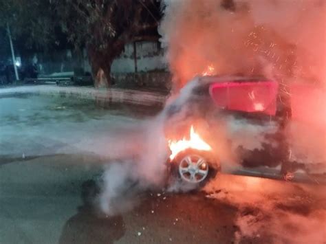 Massive Fire Broke Out In A Moving Car In Noida नोएडा में चलती कार