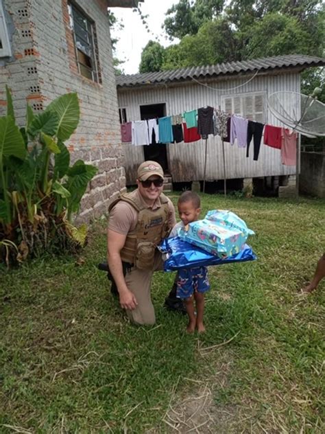 PM de Criciúma faz patrulha especial de Natal e a alegria da criançada