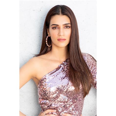 Bollywood Actress Kriti Sanon Boobs Kriti Sanon Hot Bools 1080x1080 Wallpaper Teahub Io
