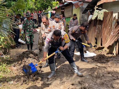 TNI Polri Kembali Kerja Bakti Di Lokasi Terdampak Banjir Di Manado