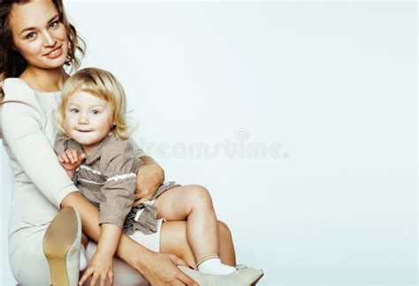 Jonge Moderne Glimlachende Blonde Moeder Met Weinig Leuke Dochter Op W Stock Afbeelding Image