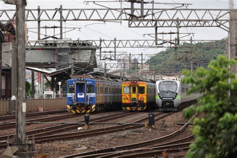 台鐵區間車撞擊闖軌民眾 鳳山至九曲堂列車延誤1小時 上報 焦點