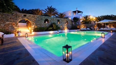 4 Tips For Choosing The Perfect Lighting For Your Backyard Pool