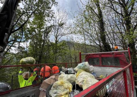 Due Cassoni Di Rifiuti Raccolti Nei Boschi A Valganna Varesenews Foto