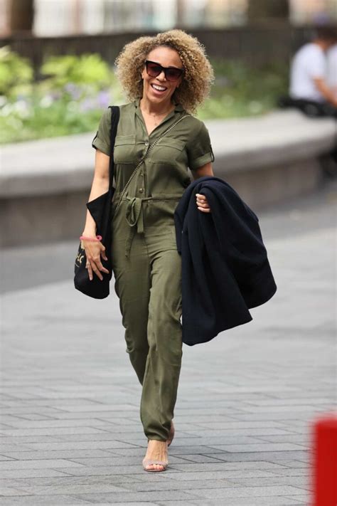 10 Hot Sexy Ria Hebden Bikini Pics