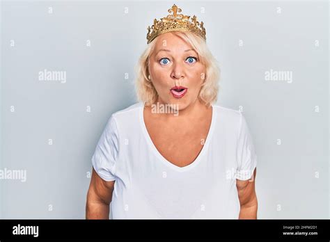 Femme Blonde D Ge Moyen Portant La Couronne De La Reine Effray Et Stup Fi Avec La Bouche