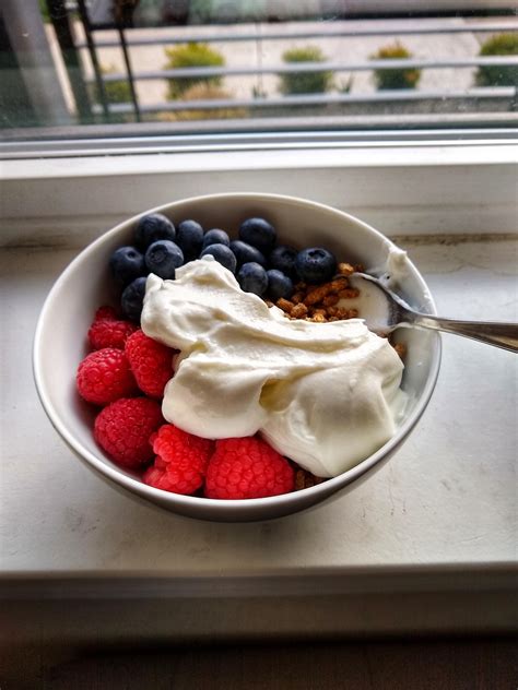 500 calorie lunch of raspberries, blueberries, ff yogurt and bran