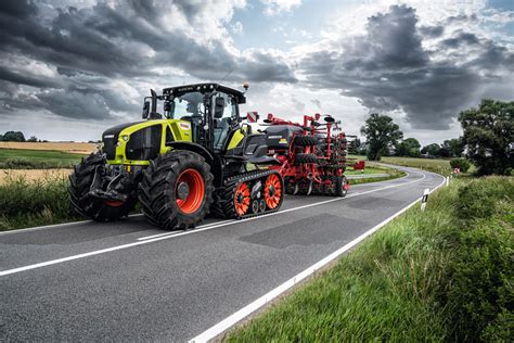 Claas Officialise Le Lancement Des Axion Chenill S Farm Connexion