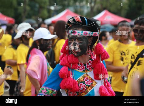 Los Chinos De La Etnia Yi Daub Sus Rostros Para Celebrar Hualian Negro